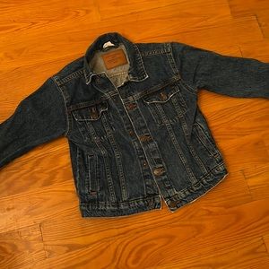 Comfortable jean jacket matches with everything, versatile and durable